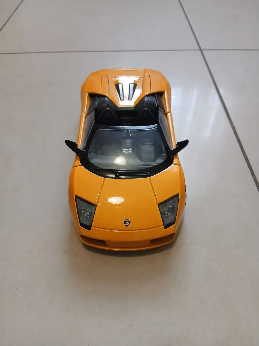 Lamborghini Aventador 1:24 Die-Cast - Image 1