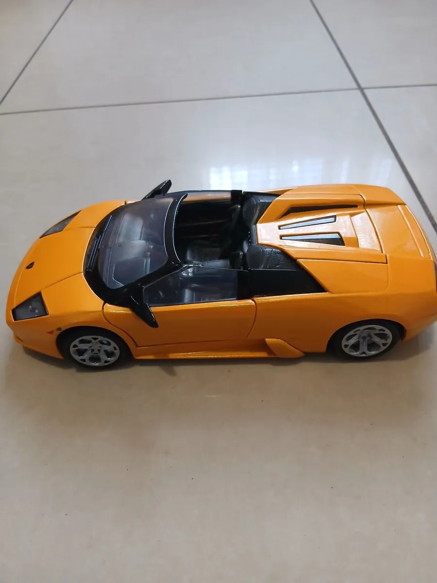 Lamborghini Aventador 1:24 Die-Cast - Image 3