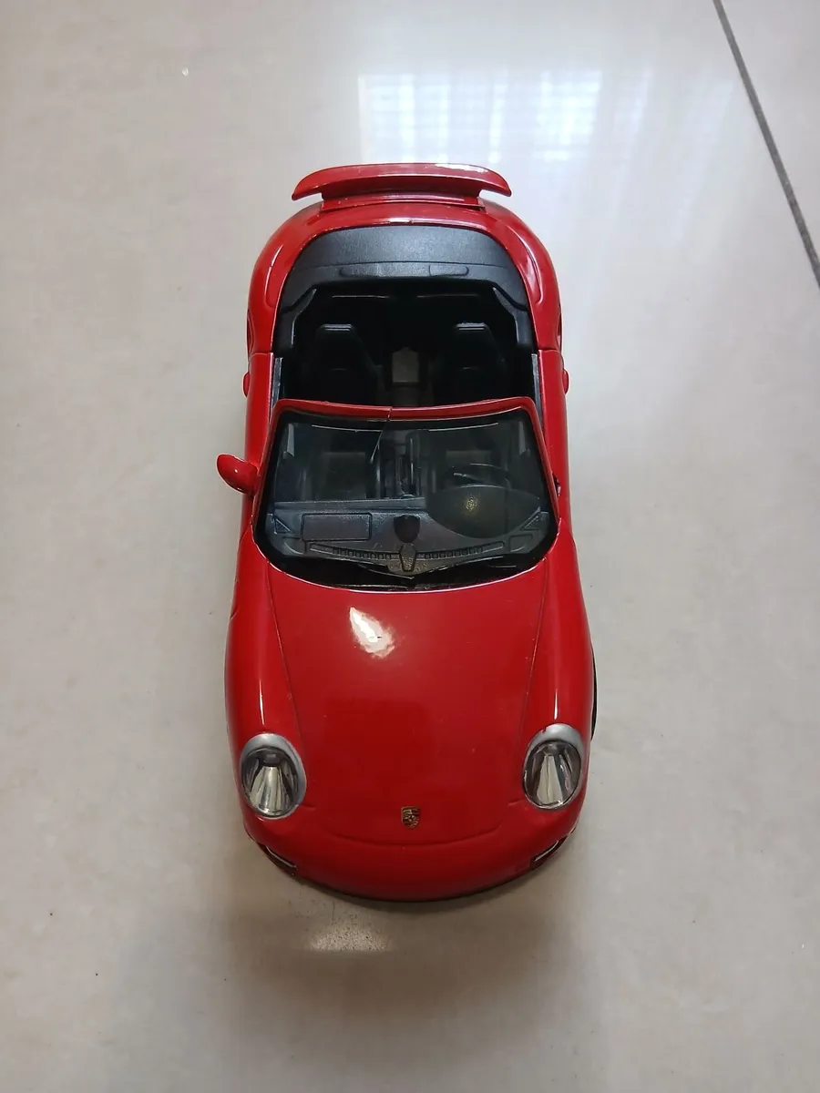 Porsche 911 Carrera S Cabriolet 1:24 Die-Cast - Image 2