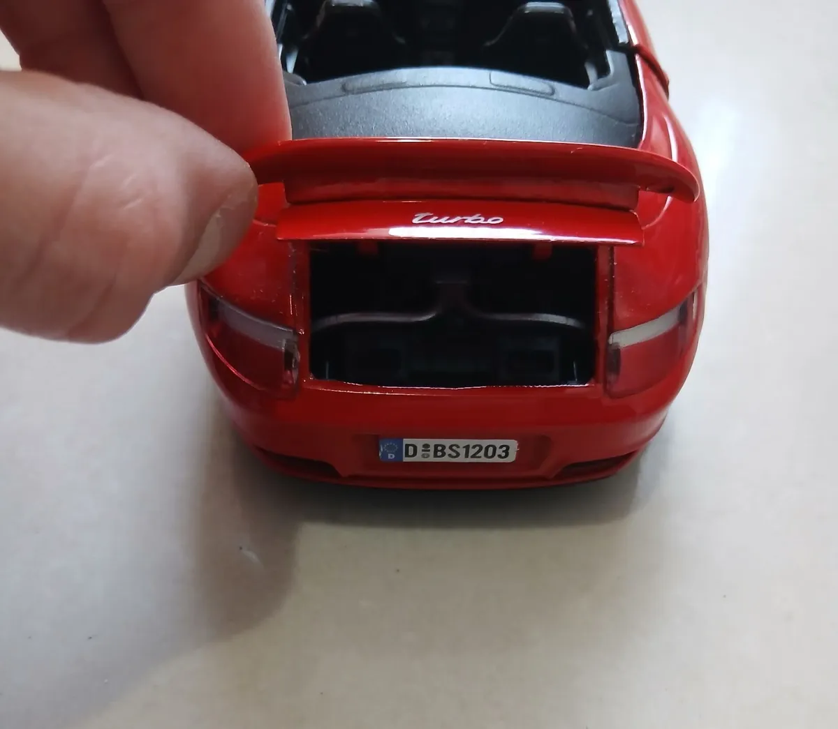 Porsche 911 Carrera S Cabriolet 1:24 Die-Cast - Image 4
