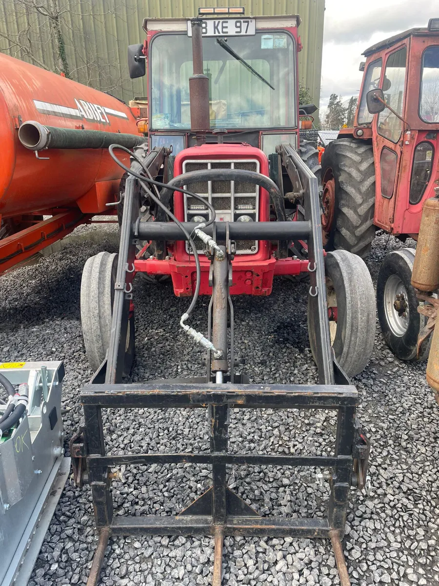 International 574 tractor - Image 2
