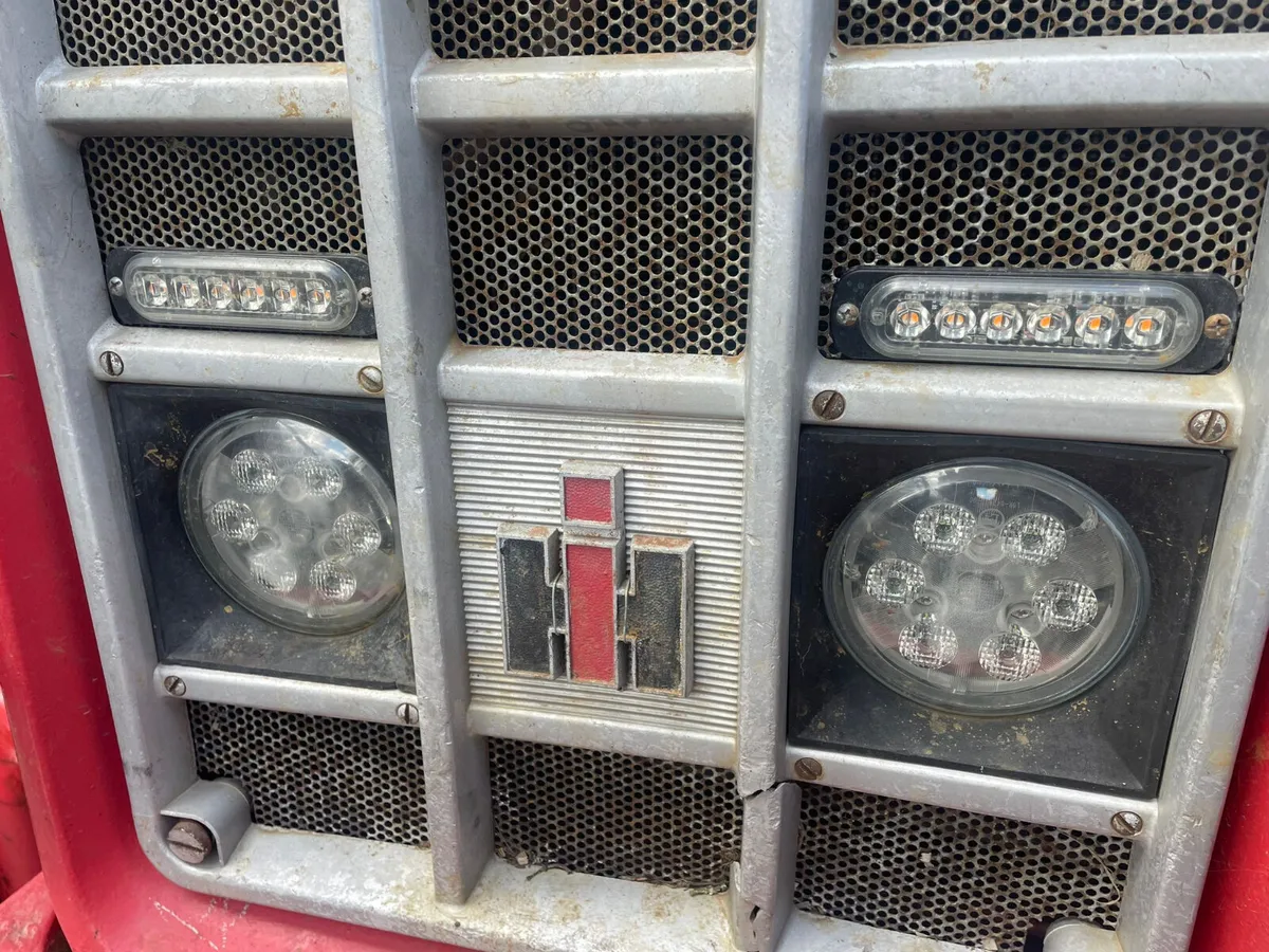 International 574 tractor - Image 4