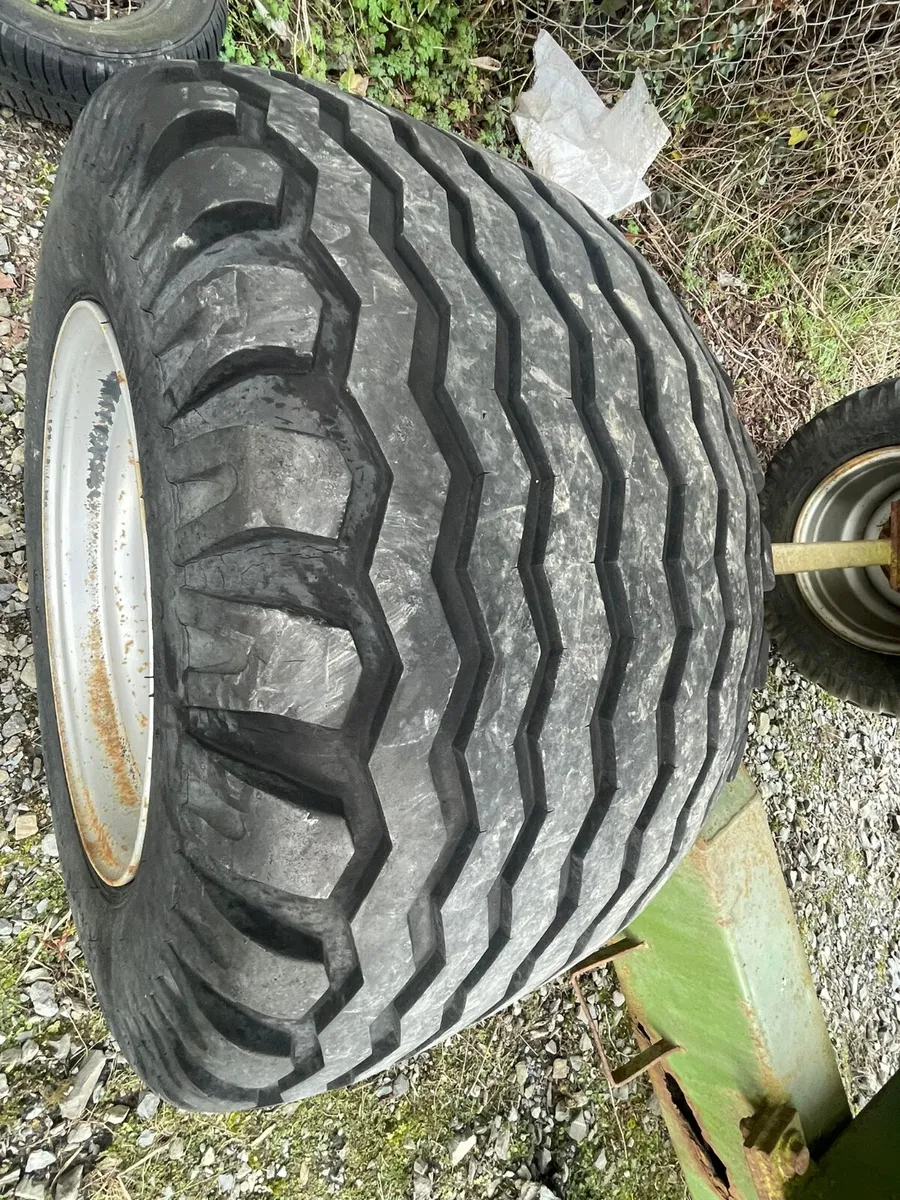 Amazone 2 tonne trailed spreader - Image 3