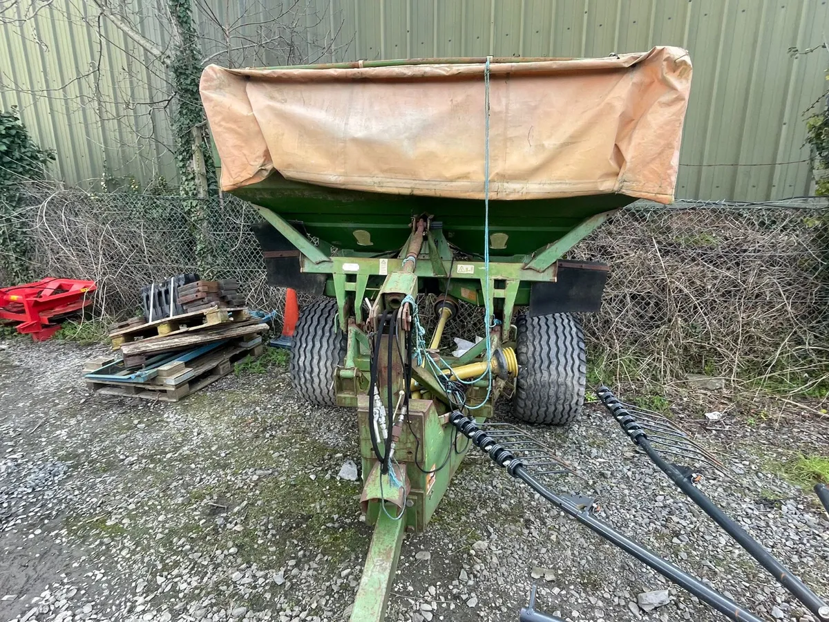 Amazone 2 tonne trailed spreader - Image 1