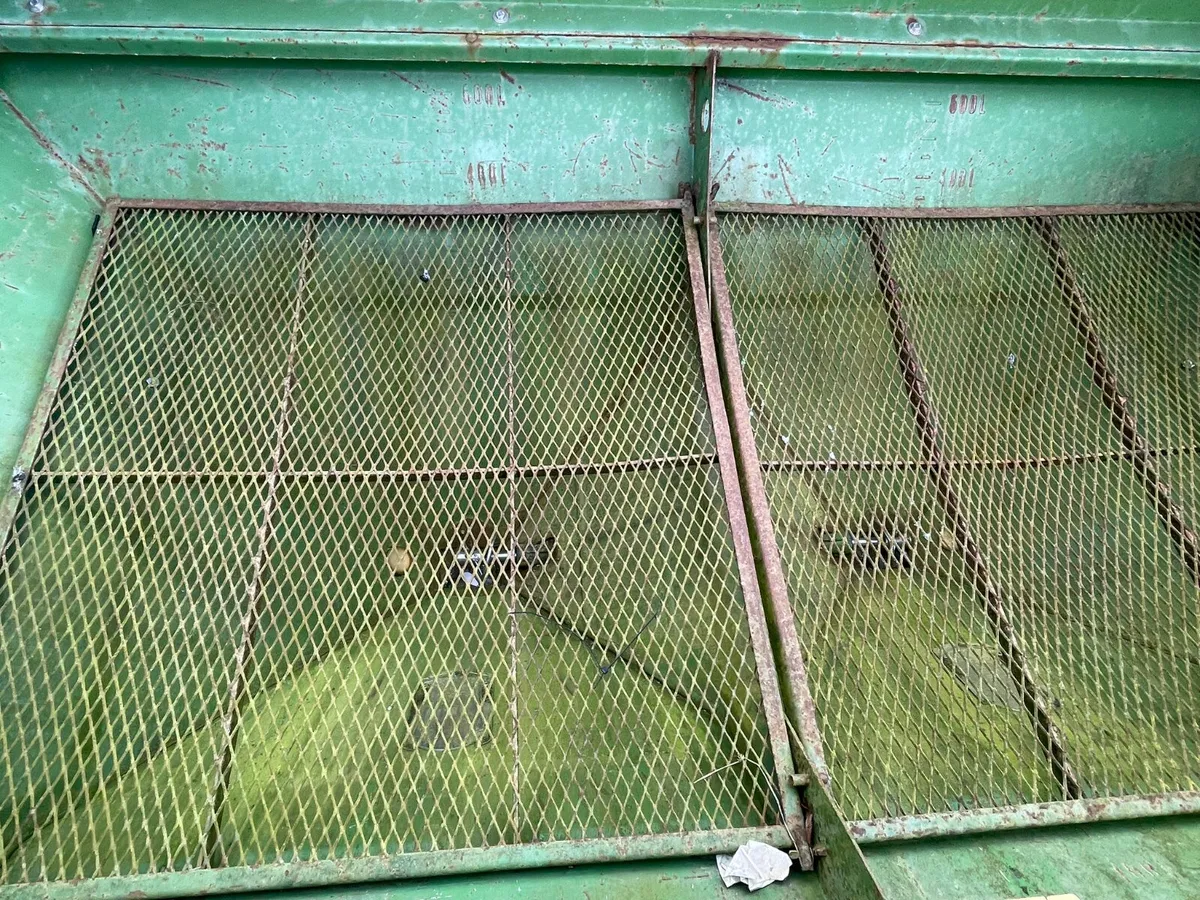 Amazone 2 tonne trailed spreader - Image 2