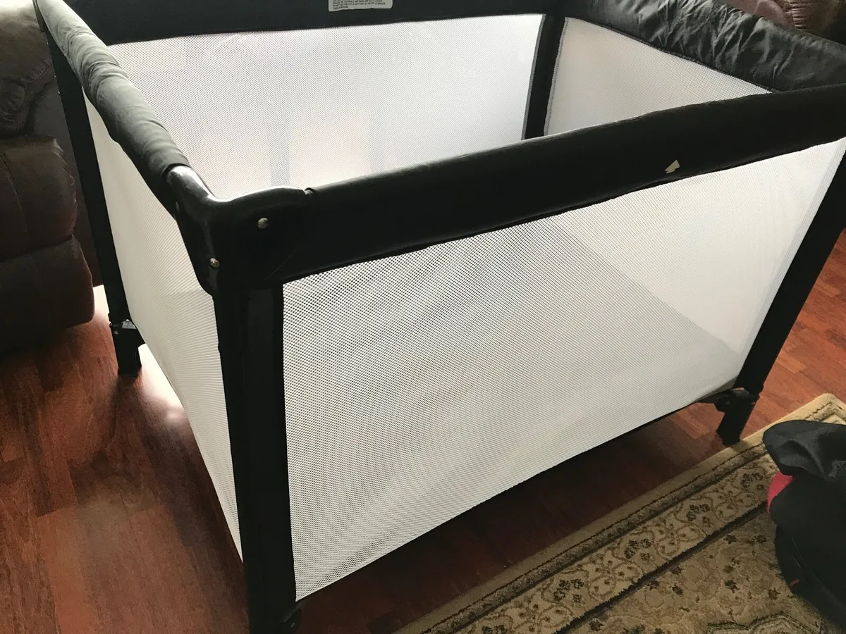 Travel cot - Image 1