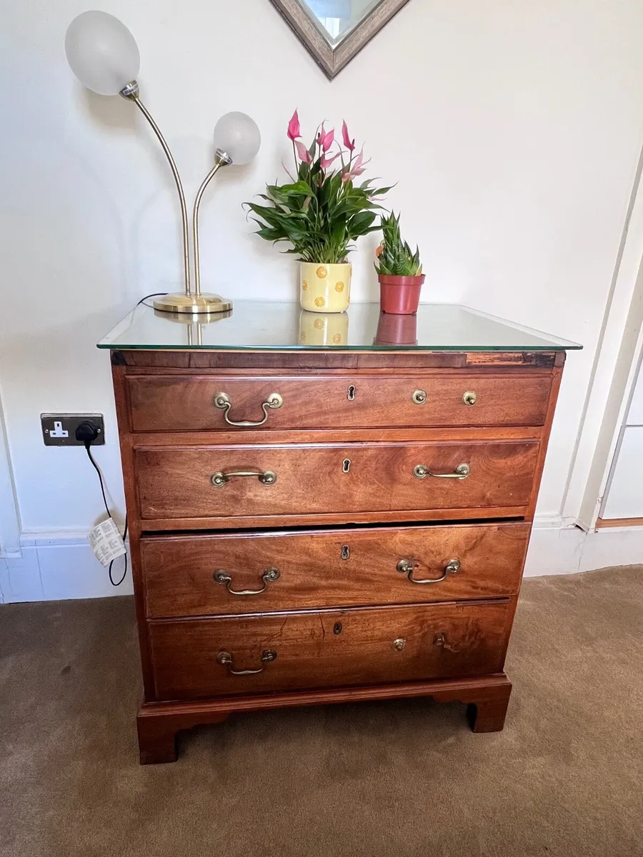 Chest of drawers