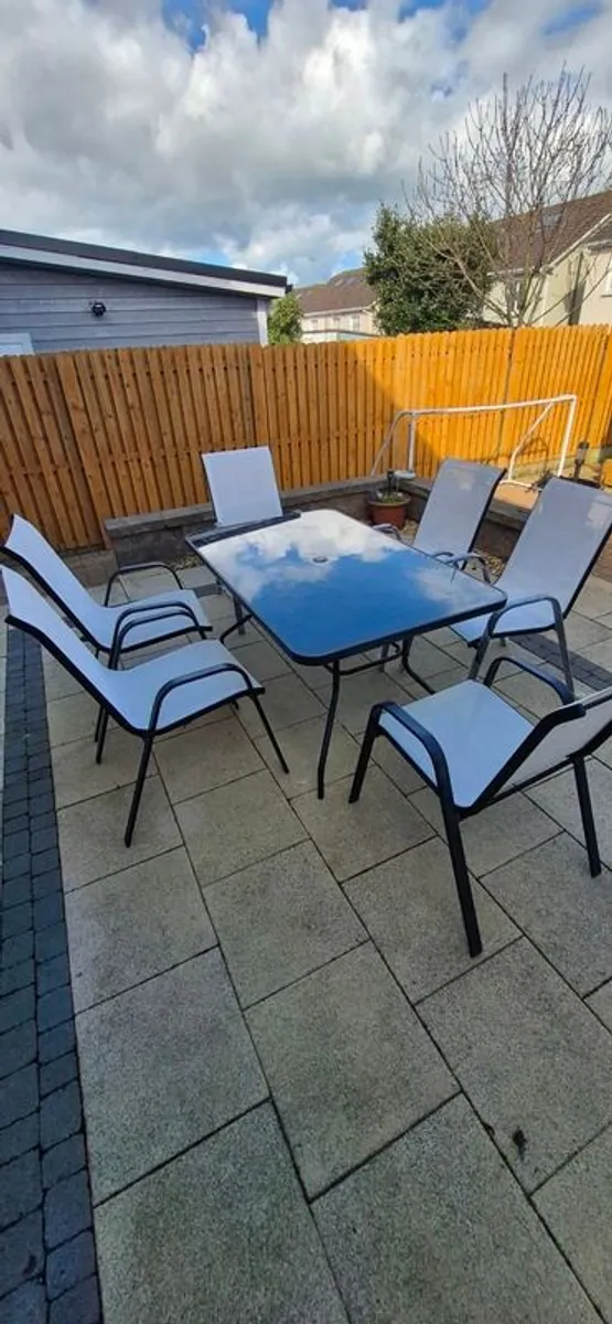 Garden table - Image 1