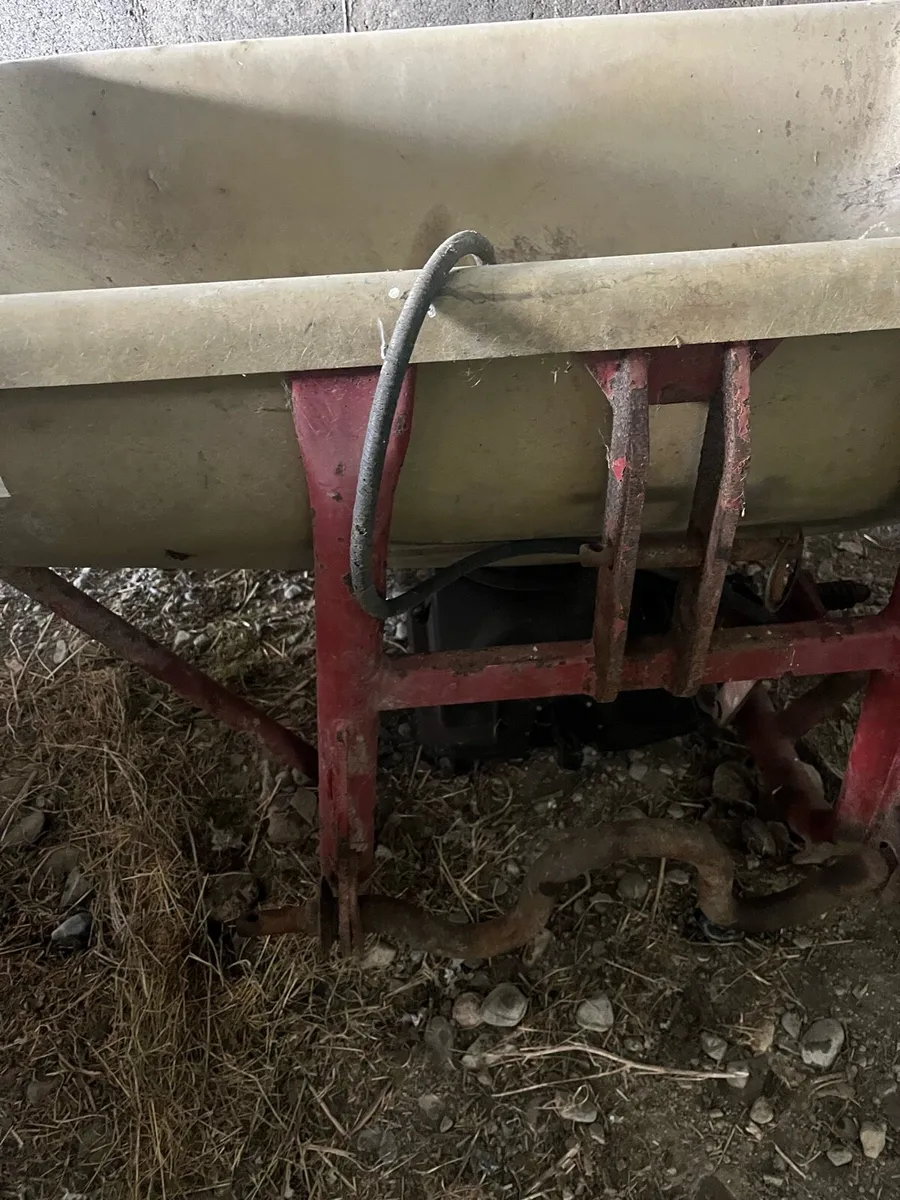 Fertiliser spreader - Image 4