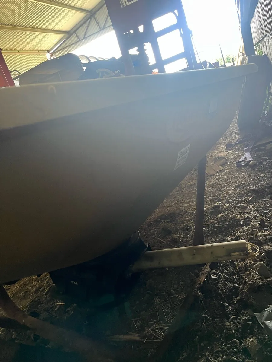 Fertiliser spreader - Image 1