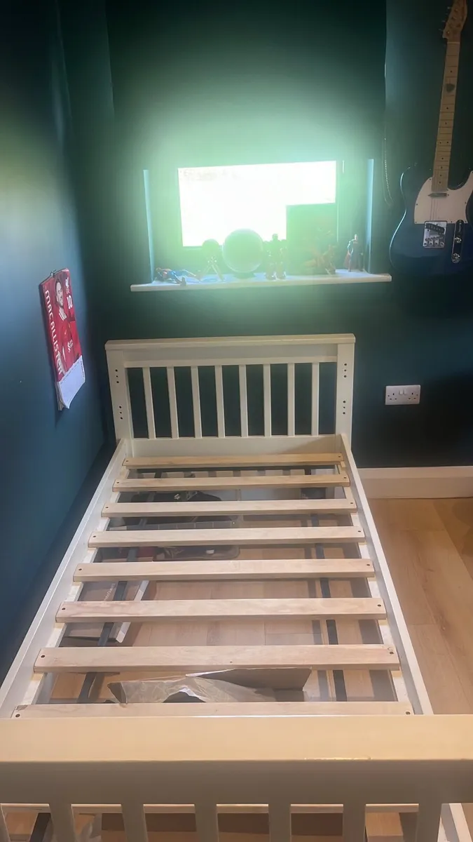 Single bed with mattress - Image 1