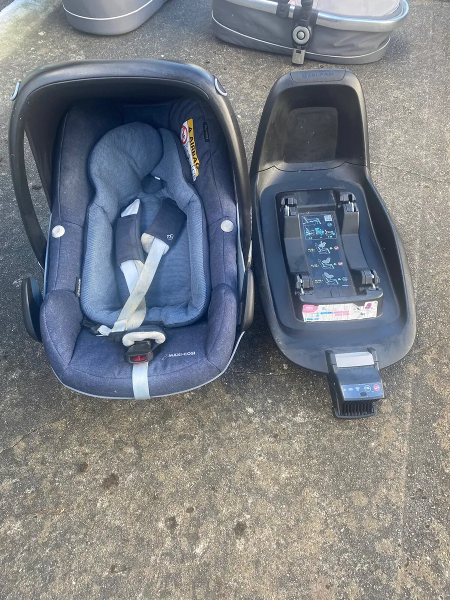 Maxi Cosi Pebble plus with Maxi Cosi Isofix Base