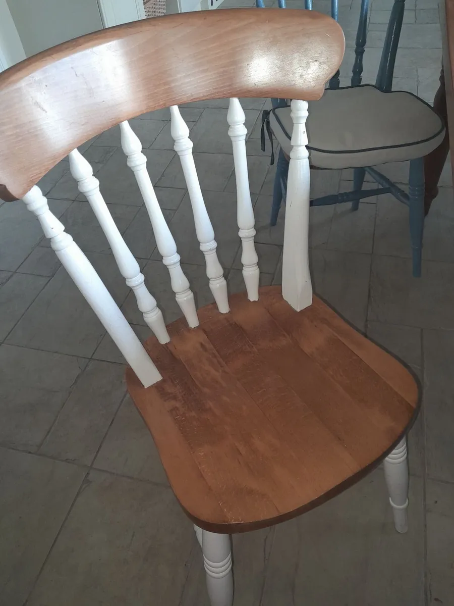 Kitchen table and chairs - Image 2