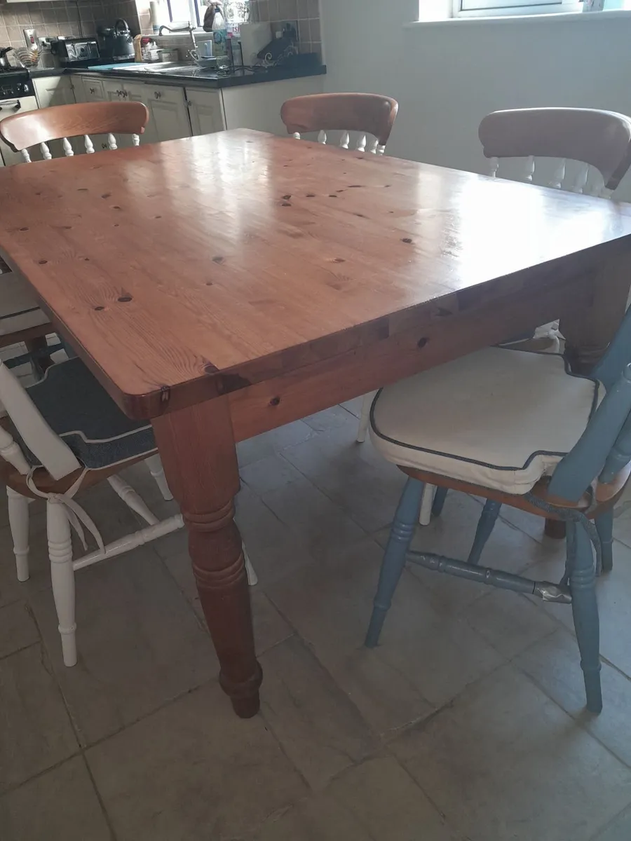 Kitchen table and chairs - Image 3