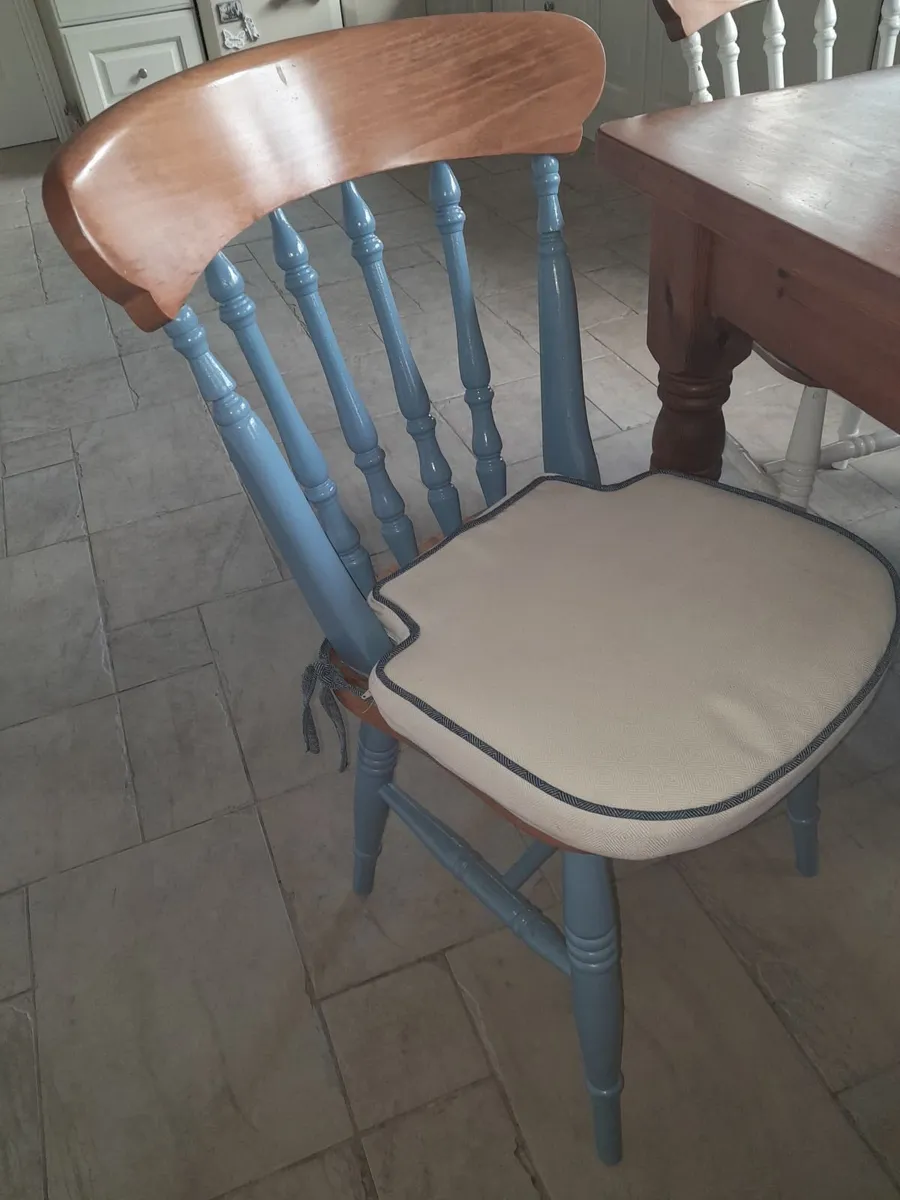 Kitchen table and chairs - Image 4
