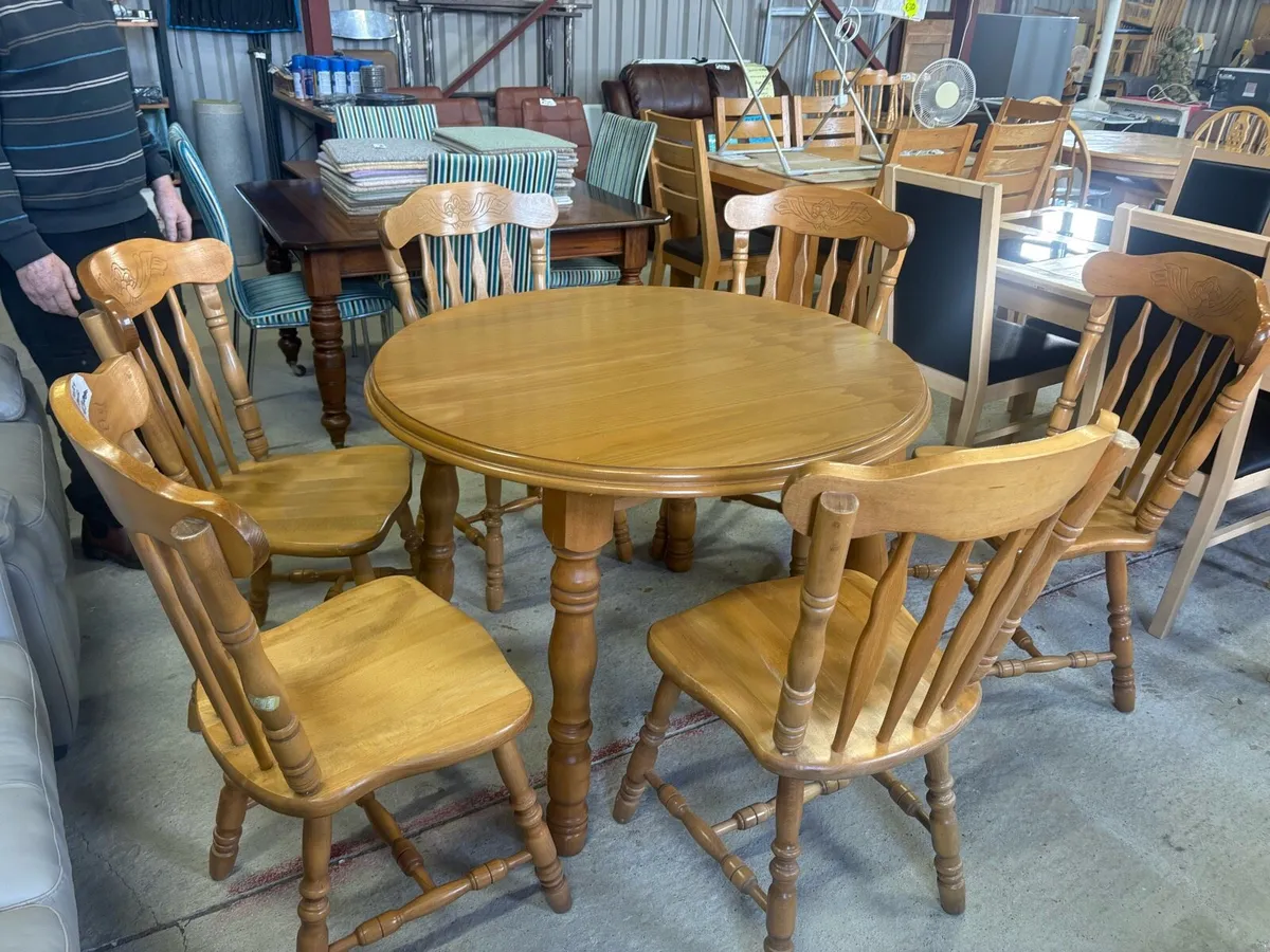 Extendable round table and 6 chairs - Image 2