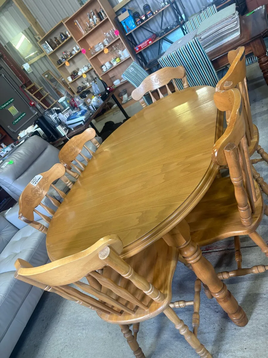 Extendable round table and 6 chairs - Image 1