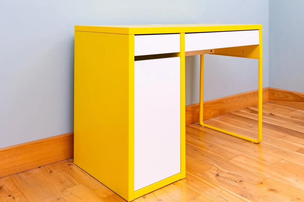 kids desk.   AS NEW CONDITION - Image 1