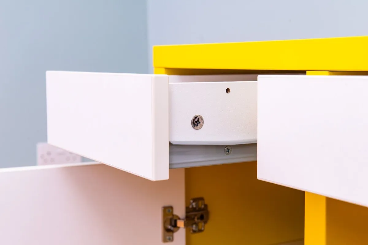 kids desk.   AS NEW CONDITION - Image 3