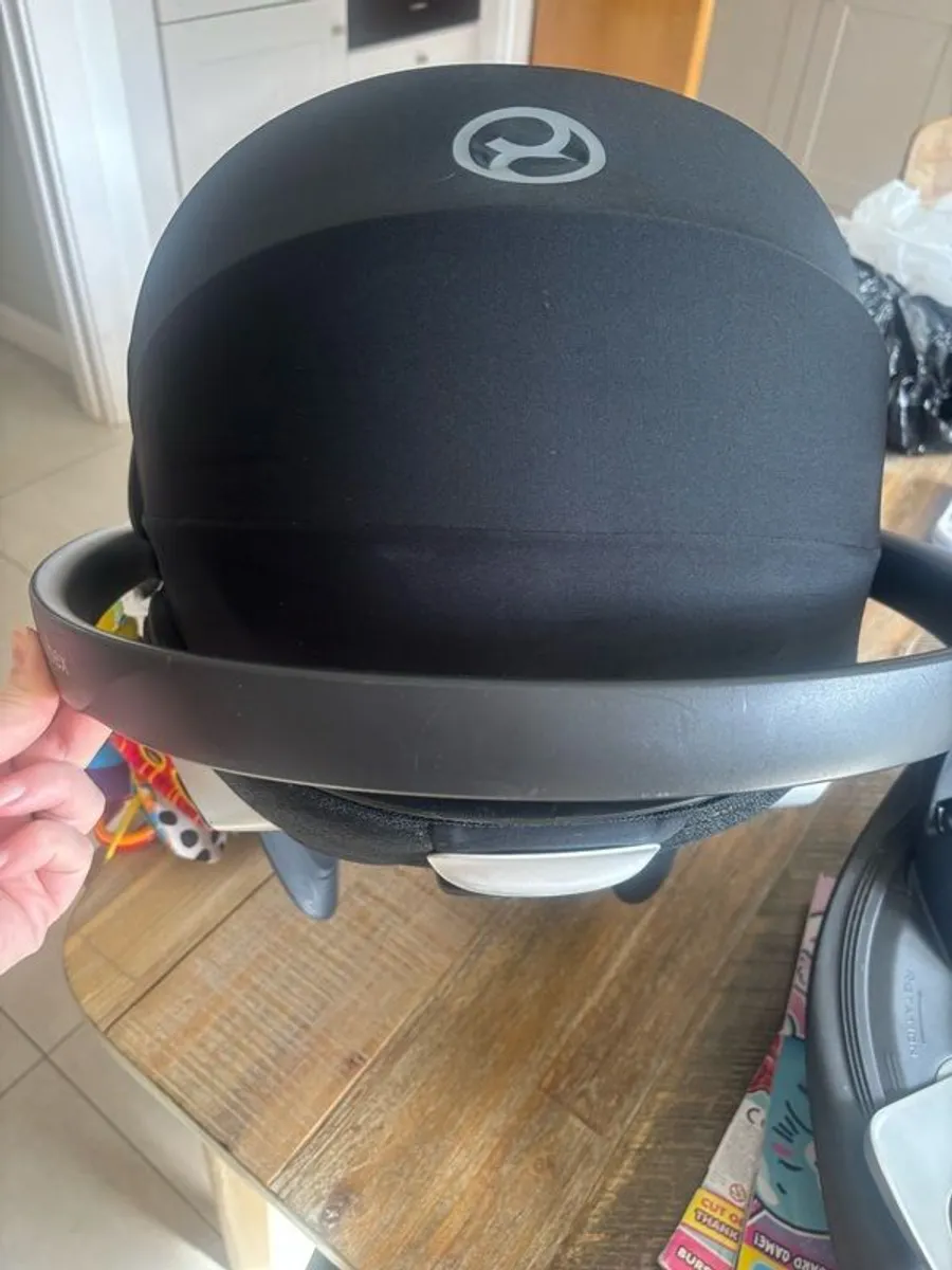 Cybex cloud z car seat, newborn insert & isofix base. - Image 3