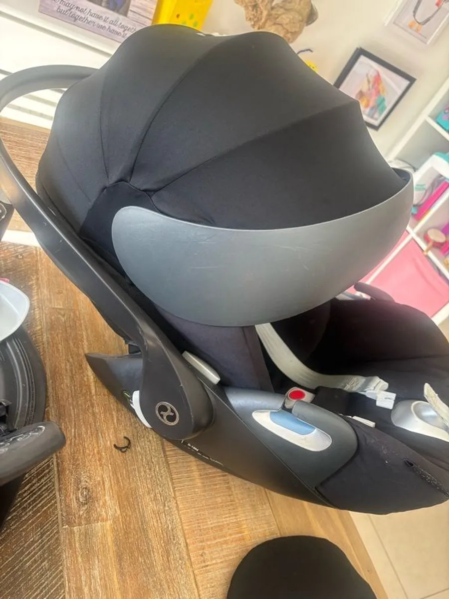 Cybex cloud z car seat, newborn insert & isofix base. - Image 4