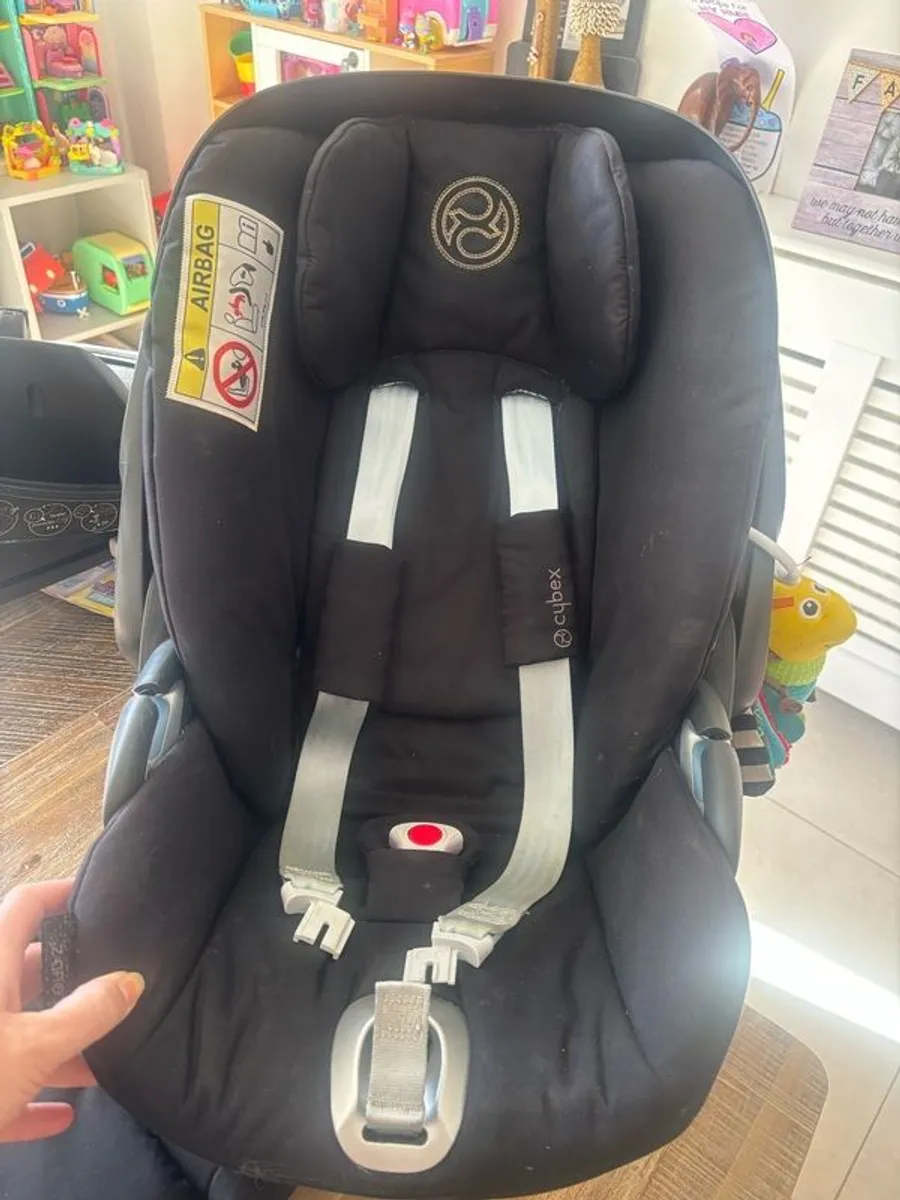 Cybex cloud z car seat, newborn insert & isofix base. - Image 1