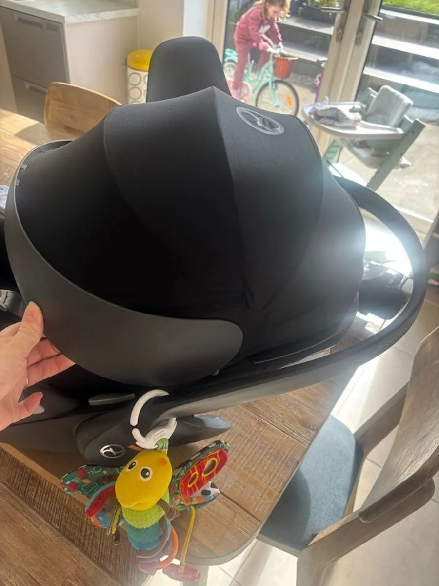 Cybex cloud z car seat, newborn insert & isofix base. - Image 2