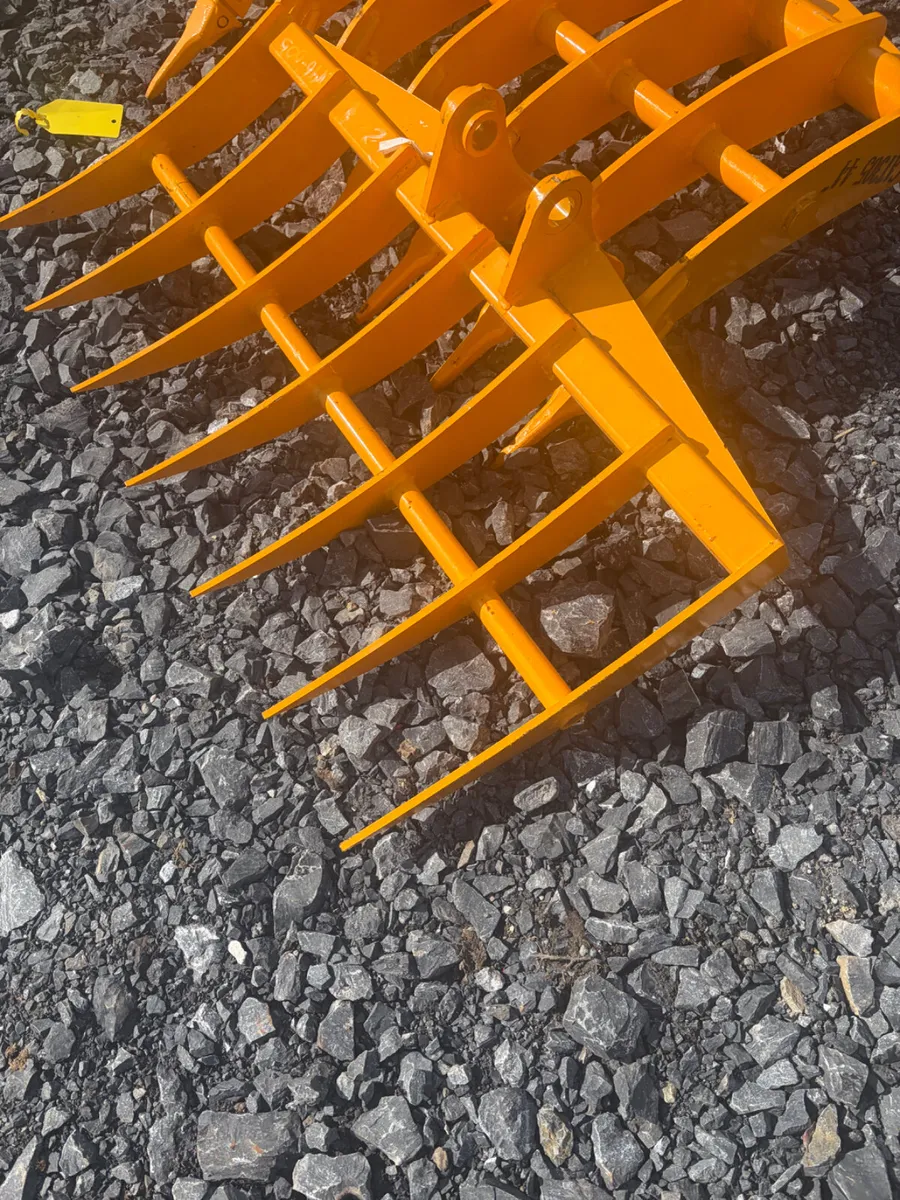 Unused 40mm pin  stone / lawn rake - Image 1