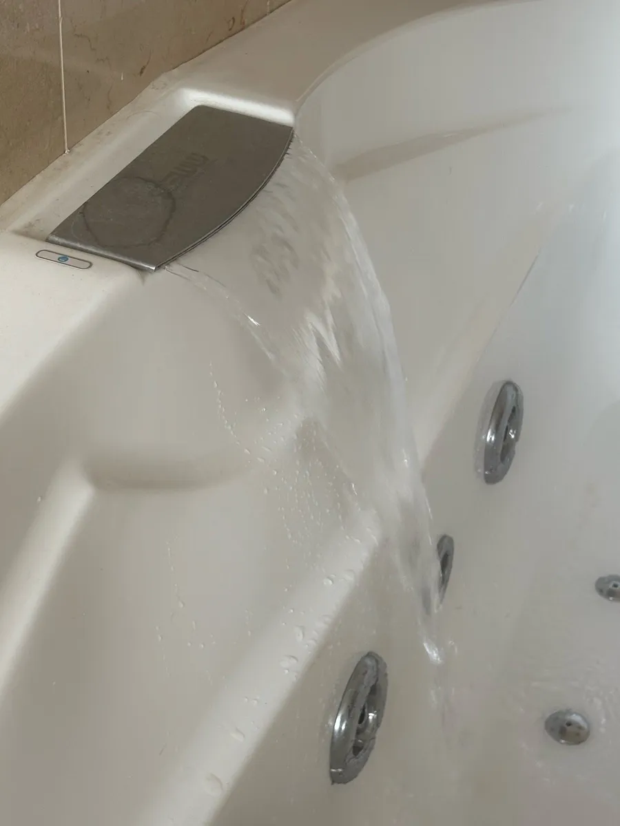 Jacuzzi Bath - Image 2