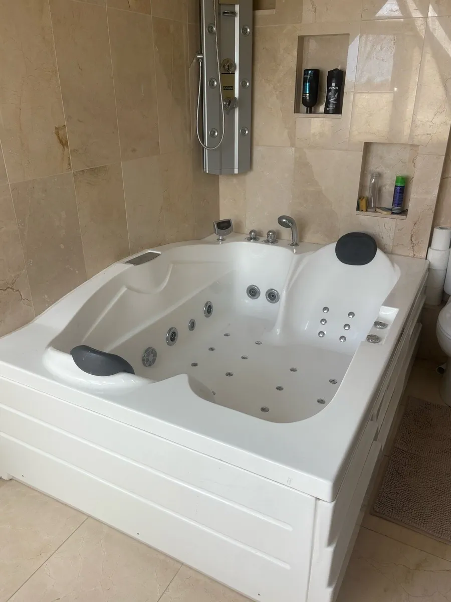 Jacuzzi Bath - Image 1