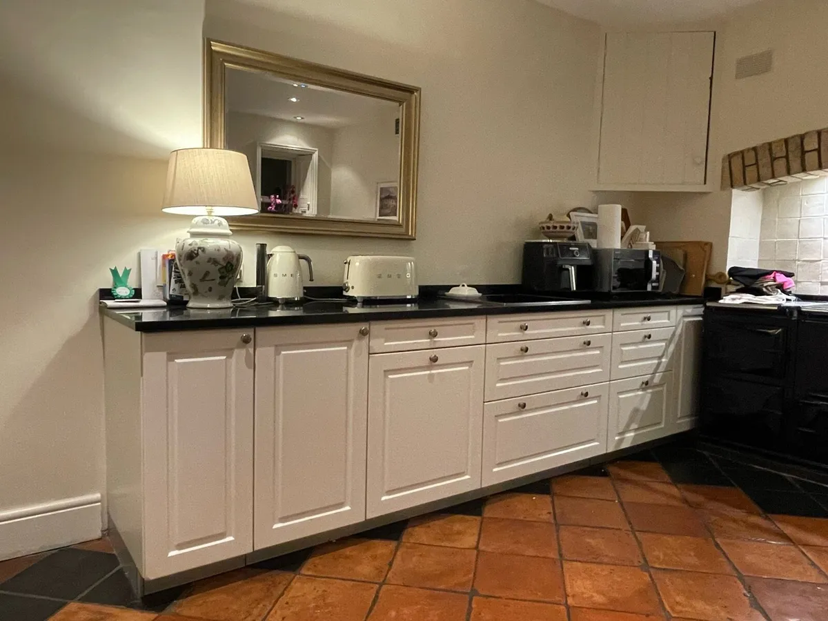 Kitchen with granite countertops - Image 1