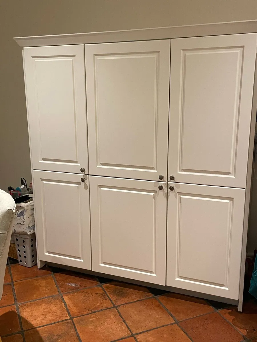 Kitchen with granite countertops - Image 2