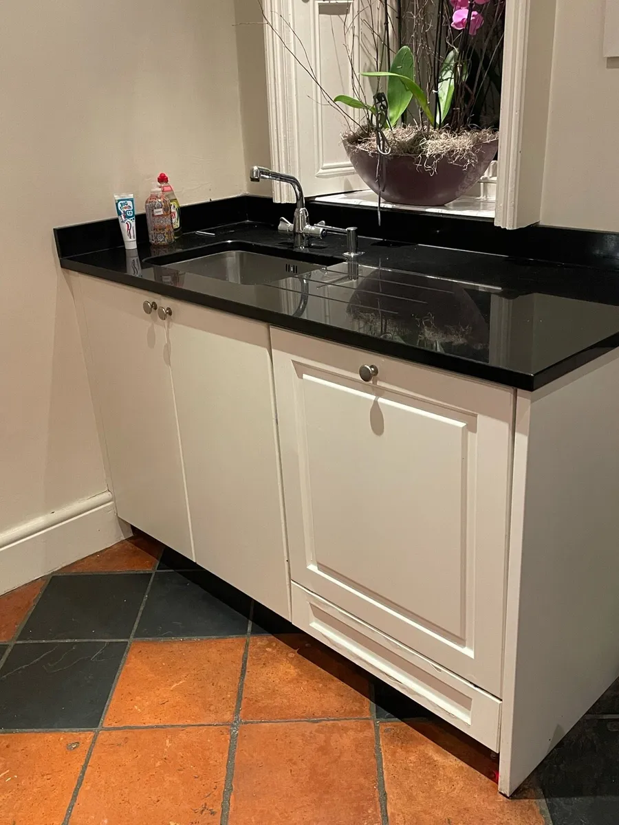 Kitchen with granite countertops - Image 3