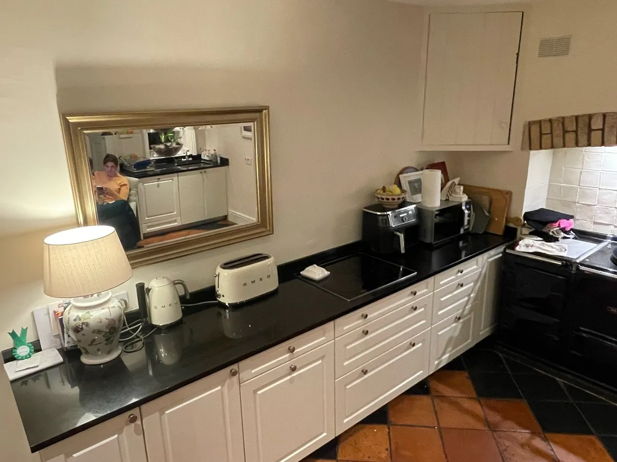 Kitchen with granite countertops - Image 4