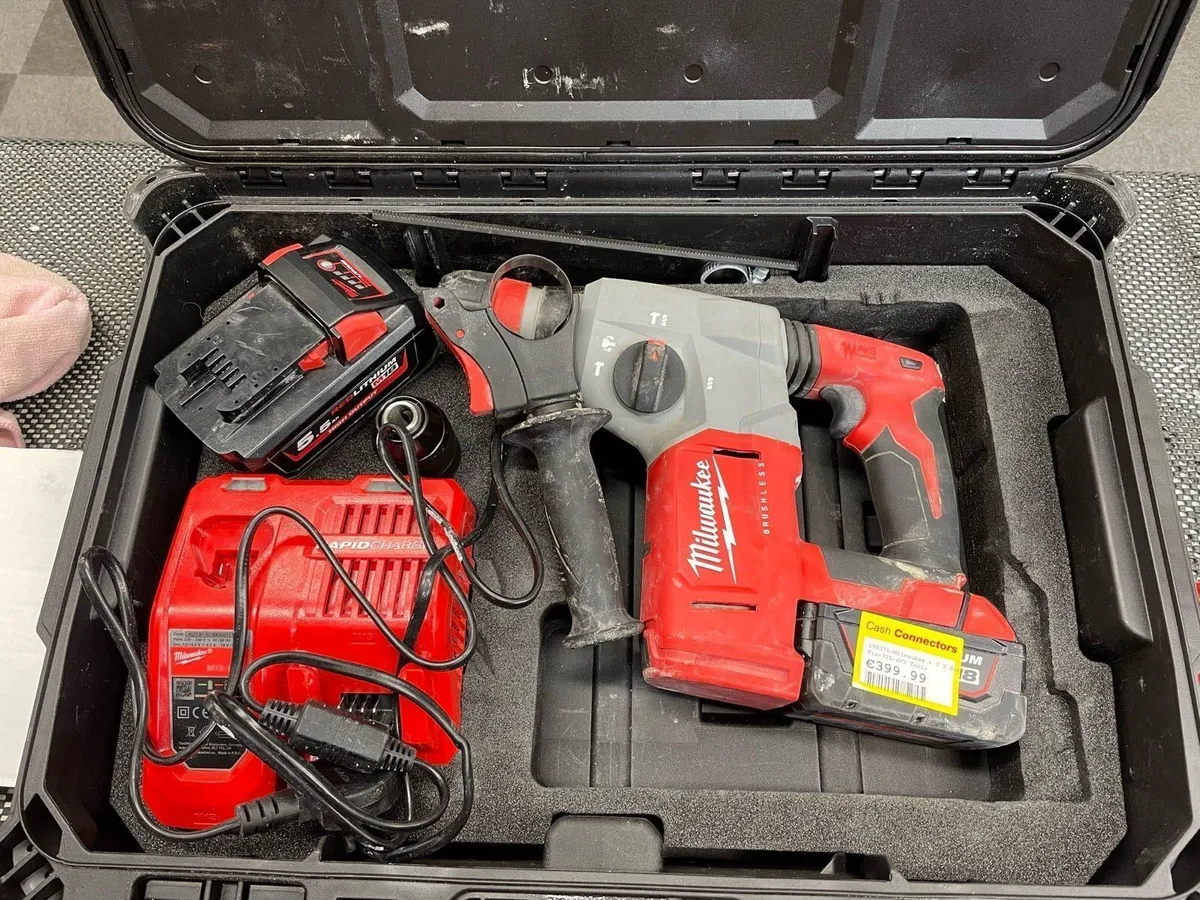 Milwaukee drill + 2 batteries - Image 1