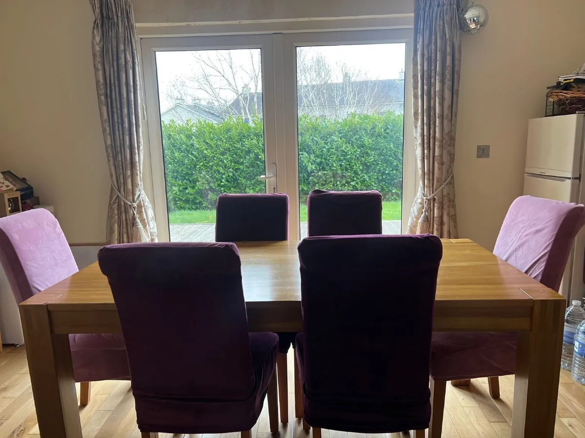 Oak dining table & 6 chairs - Image 1