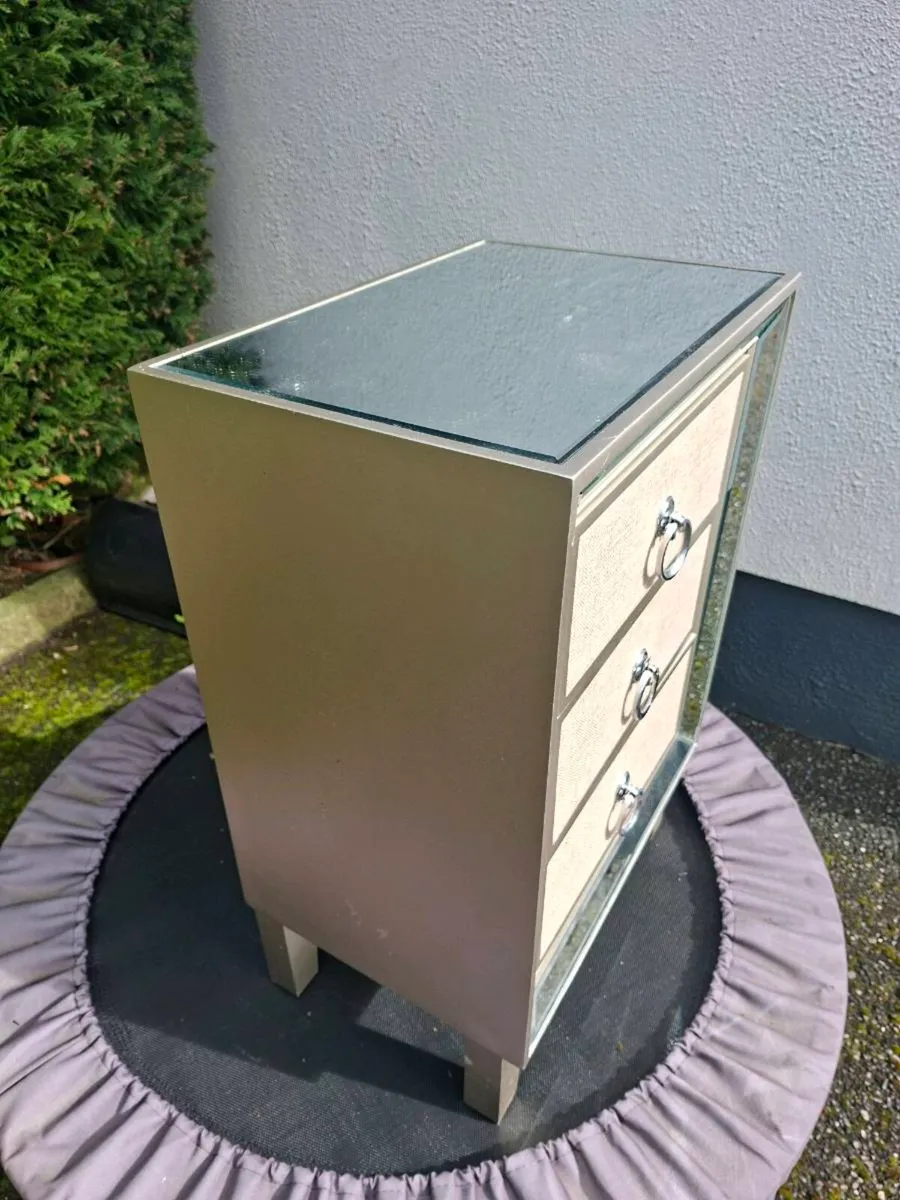 2 bedside lockers - Image 1