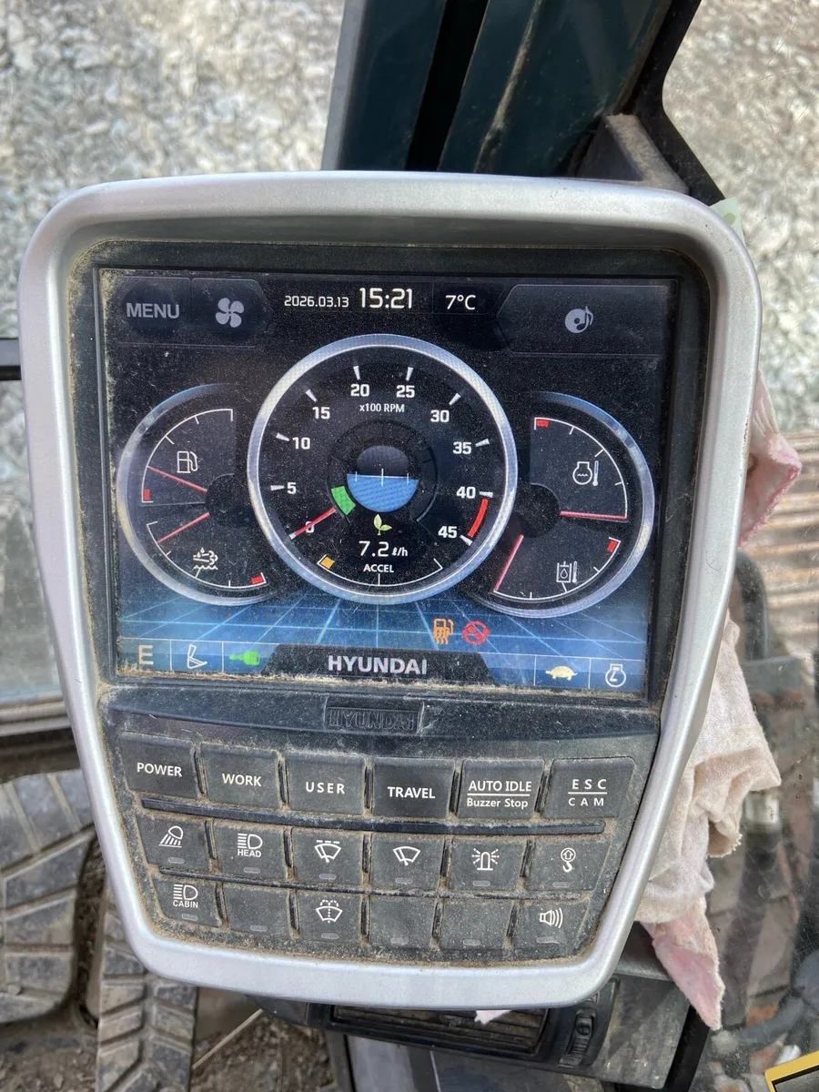 Hyundai HX 140L digger - Image 4