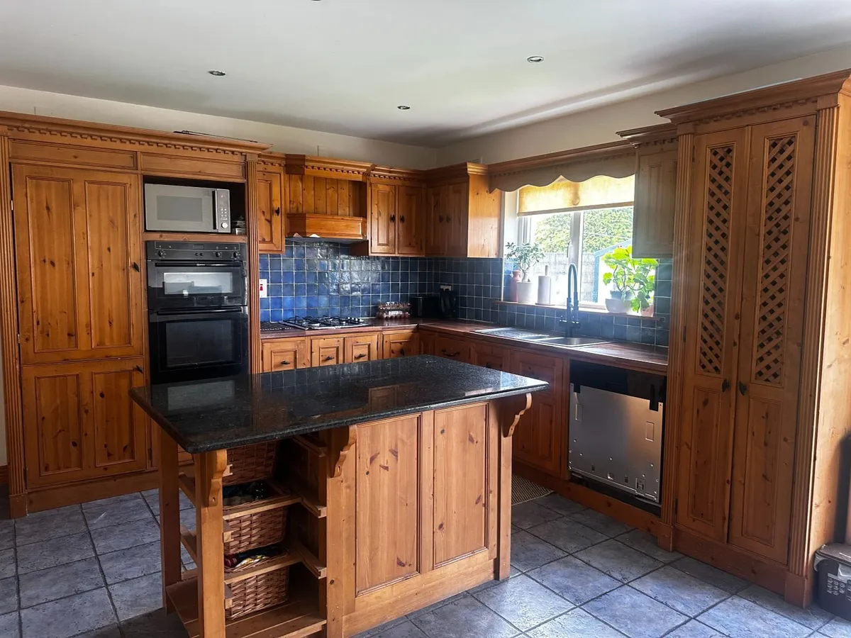 kitchen units - Image 1