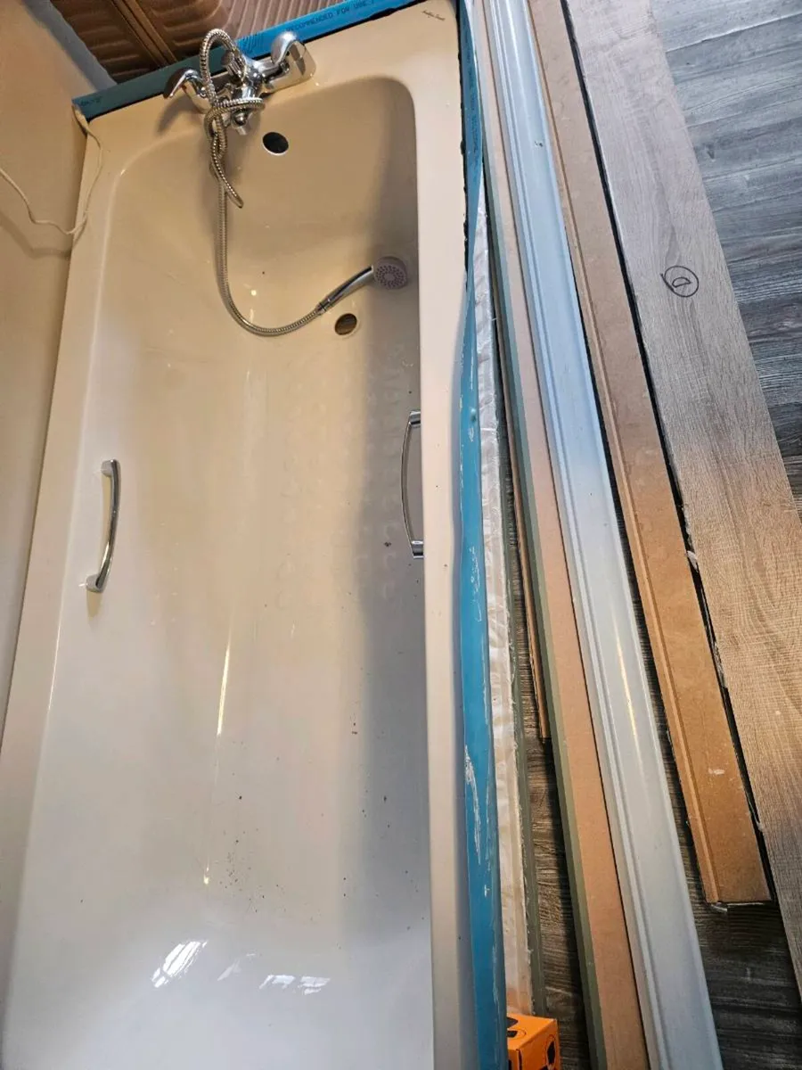 Bath tub Toliet  and sink and pedestal - Image 3