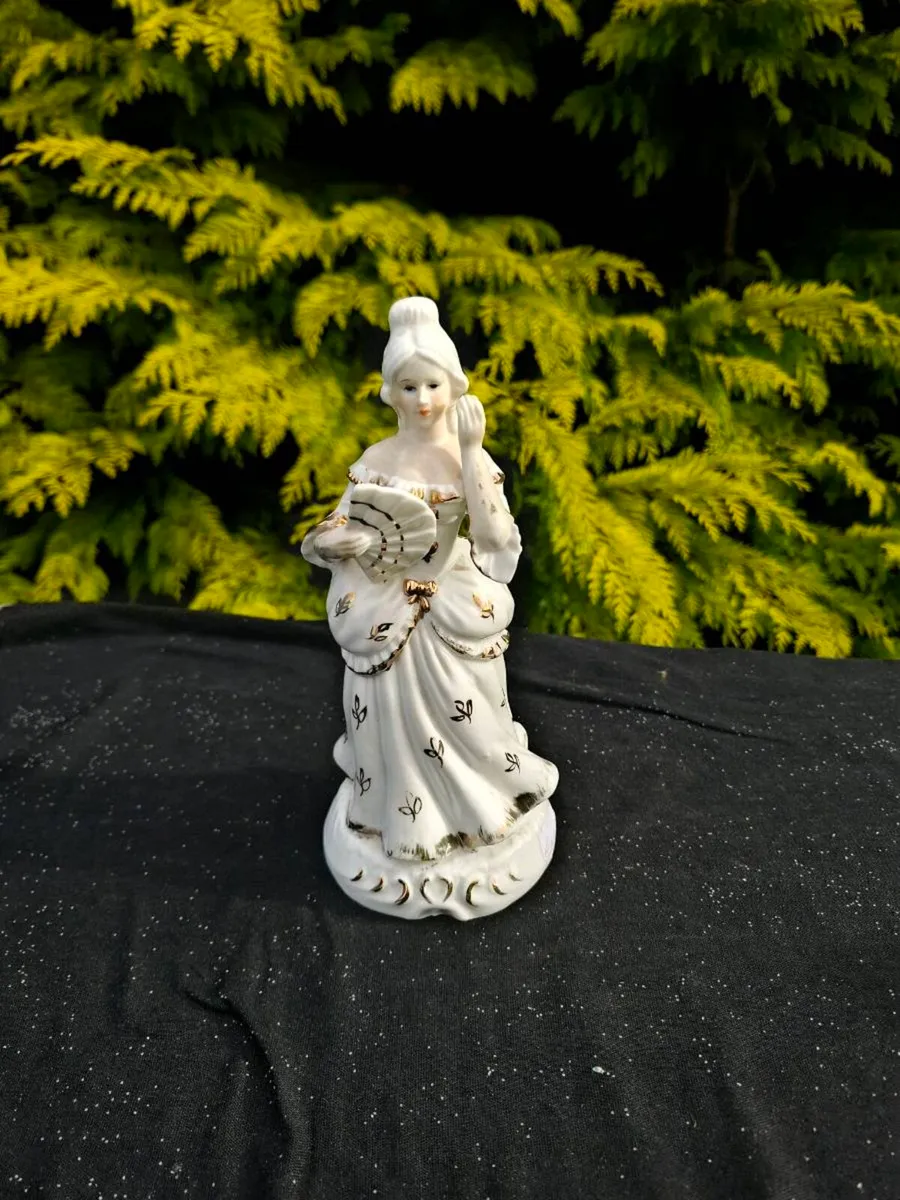Porcelain marquise statue