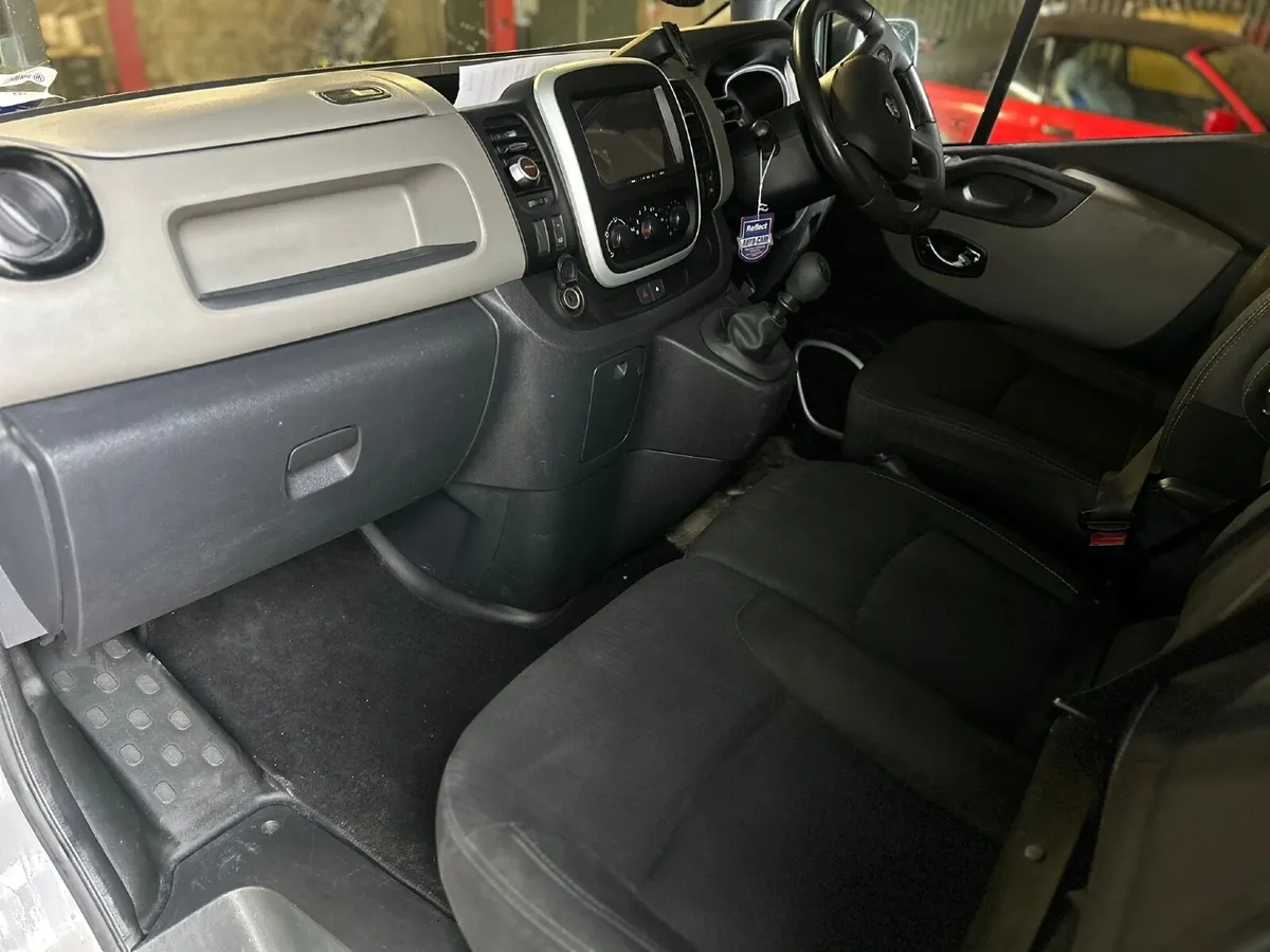 Renault Trafic 2015 - Image 2