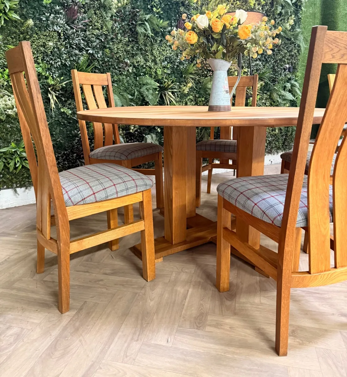 Solid oak kitchen/dining table & 5 chairs - Image 3
