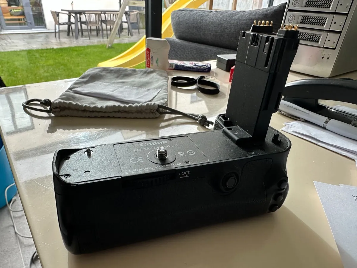 Canon Battery Grip BG E11 - Image 1