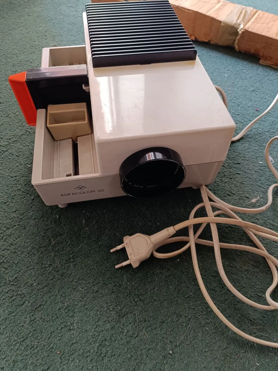 Slide Projector and screen - Image 1