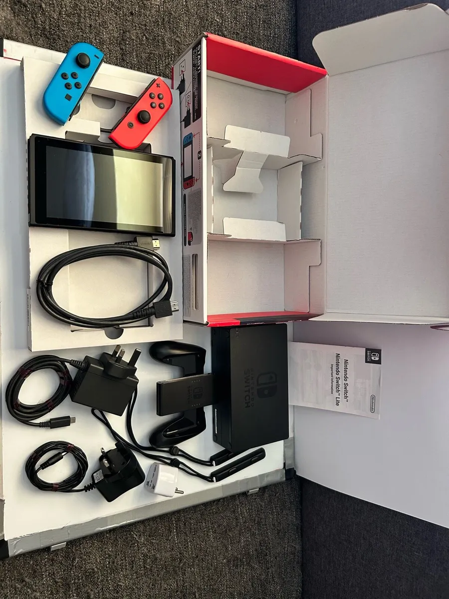 Like new Nintendo switch with Mario cart & minecra - Image 3