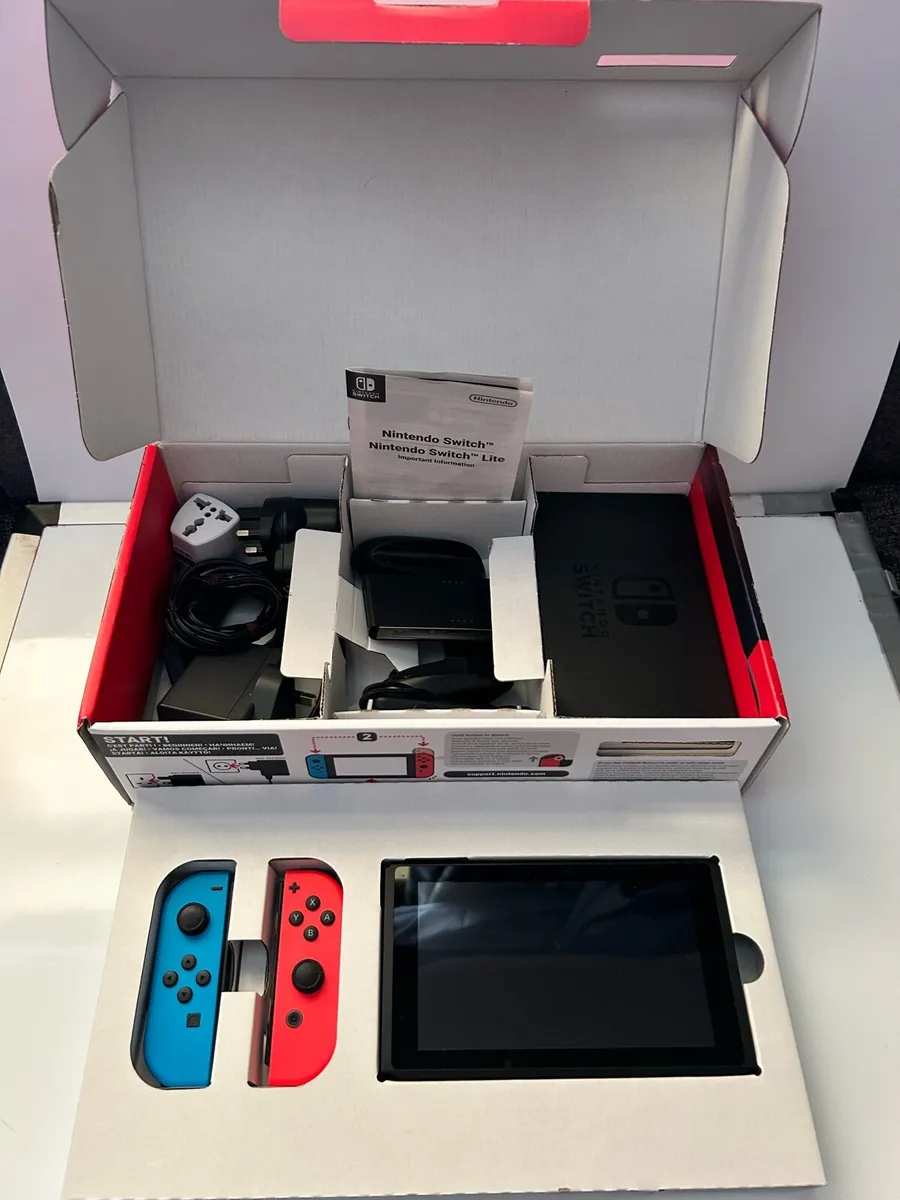 Like new Nintendo switch with Mario cart & minecra - Image 4