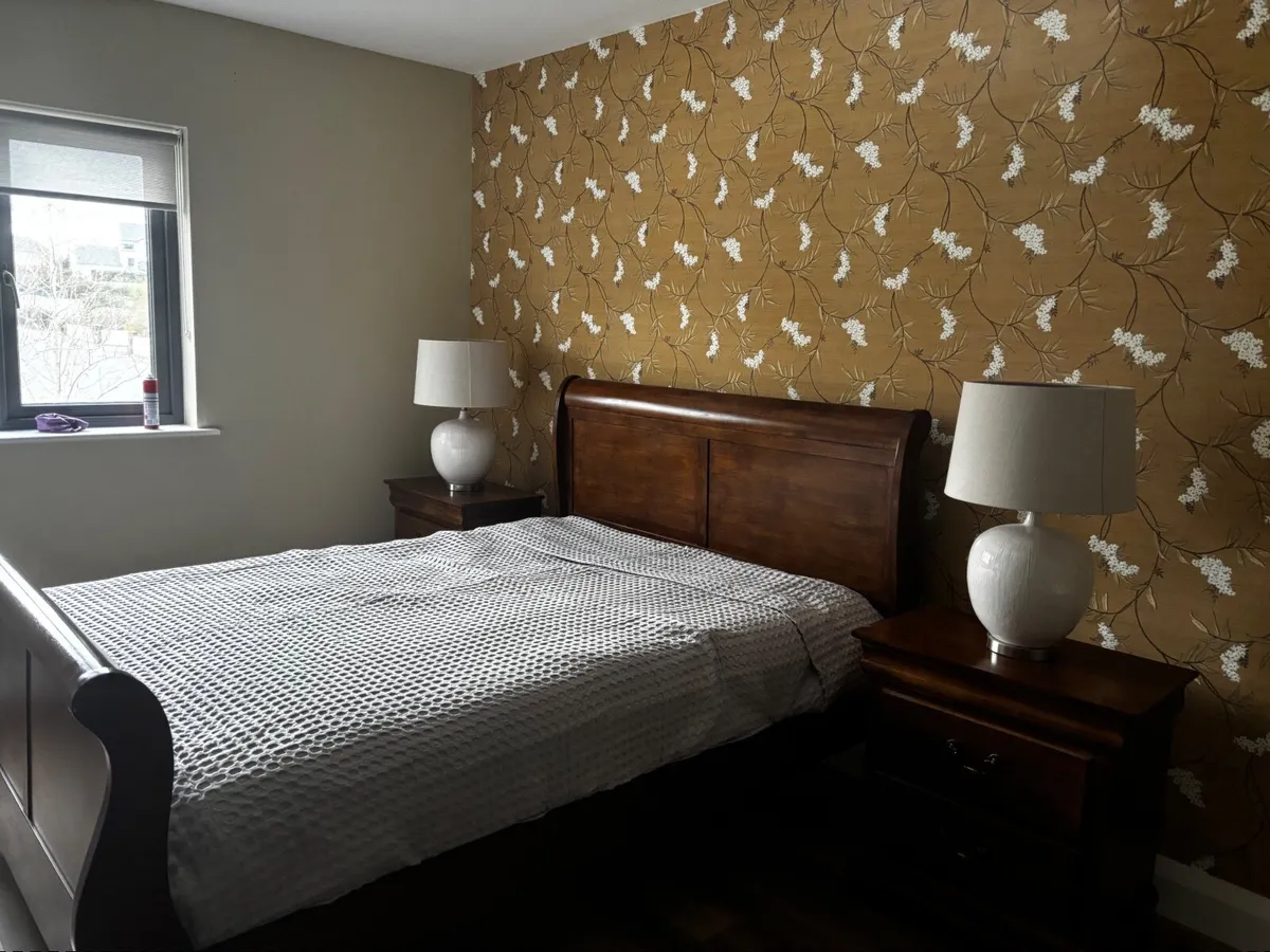 King size mahogany sleigh bed, matching lockers - Image 4