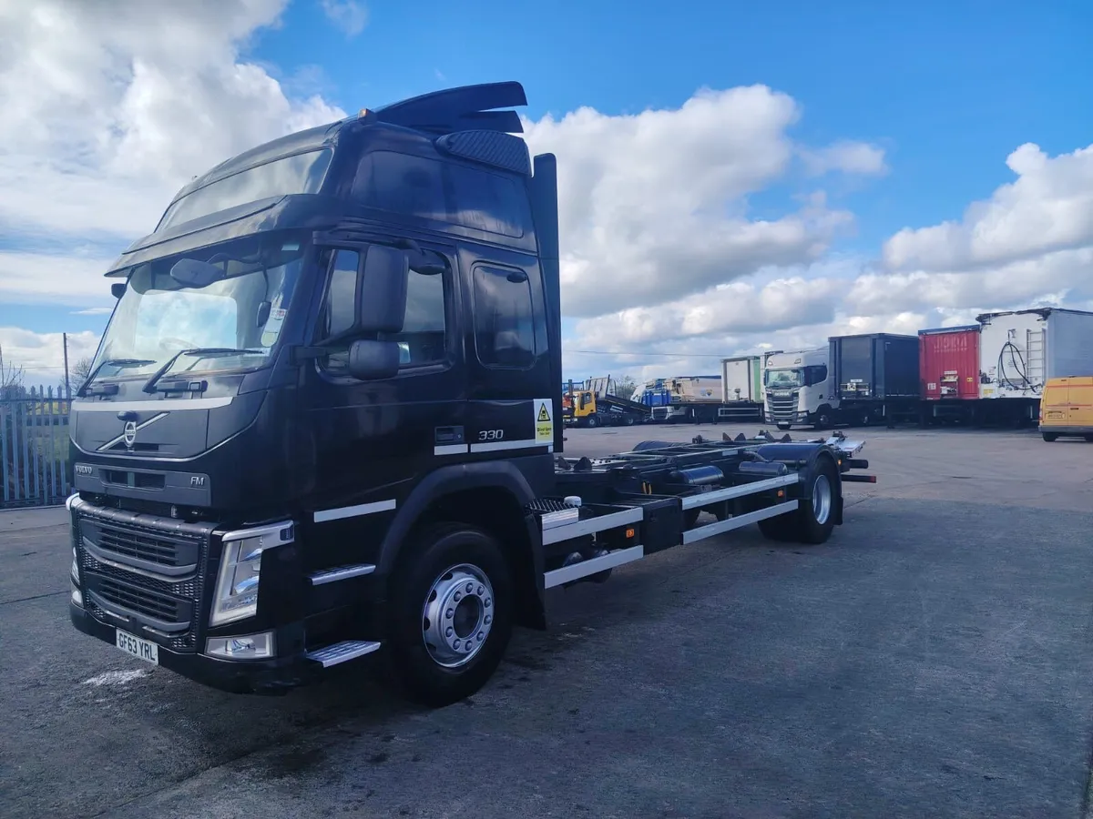 2014 Volvo FM330 Chassis &cab Sleeper Cab - Image 2
