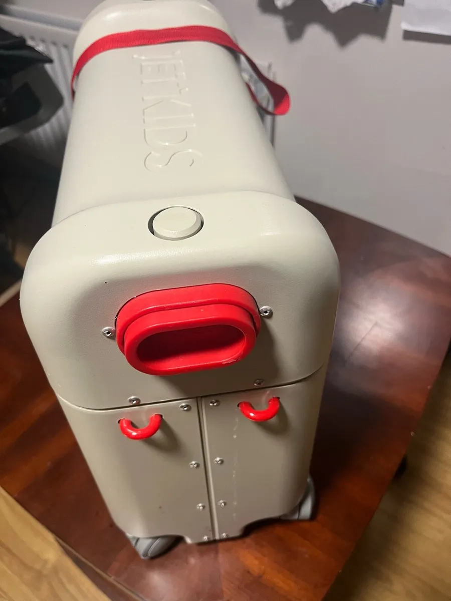 Kids travel case ride on bed box - Image 3